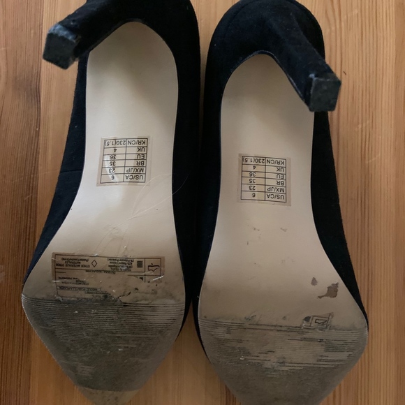 Black Pointed Toe Heels - Picture 2 of 2